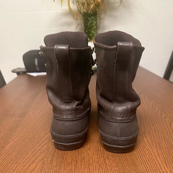 UGG duck ? boot sz 10